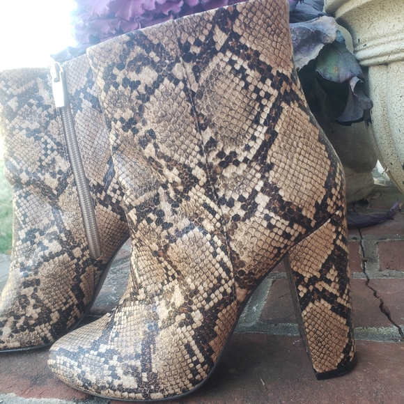 New snake skin print J Renee booties - Picture 3 of 14